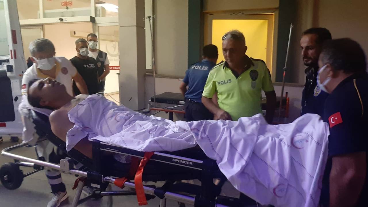 Antalya'da İki Grup Arasında Bıçaklı Kavga: 3 Yaralı