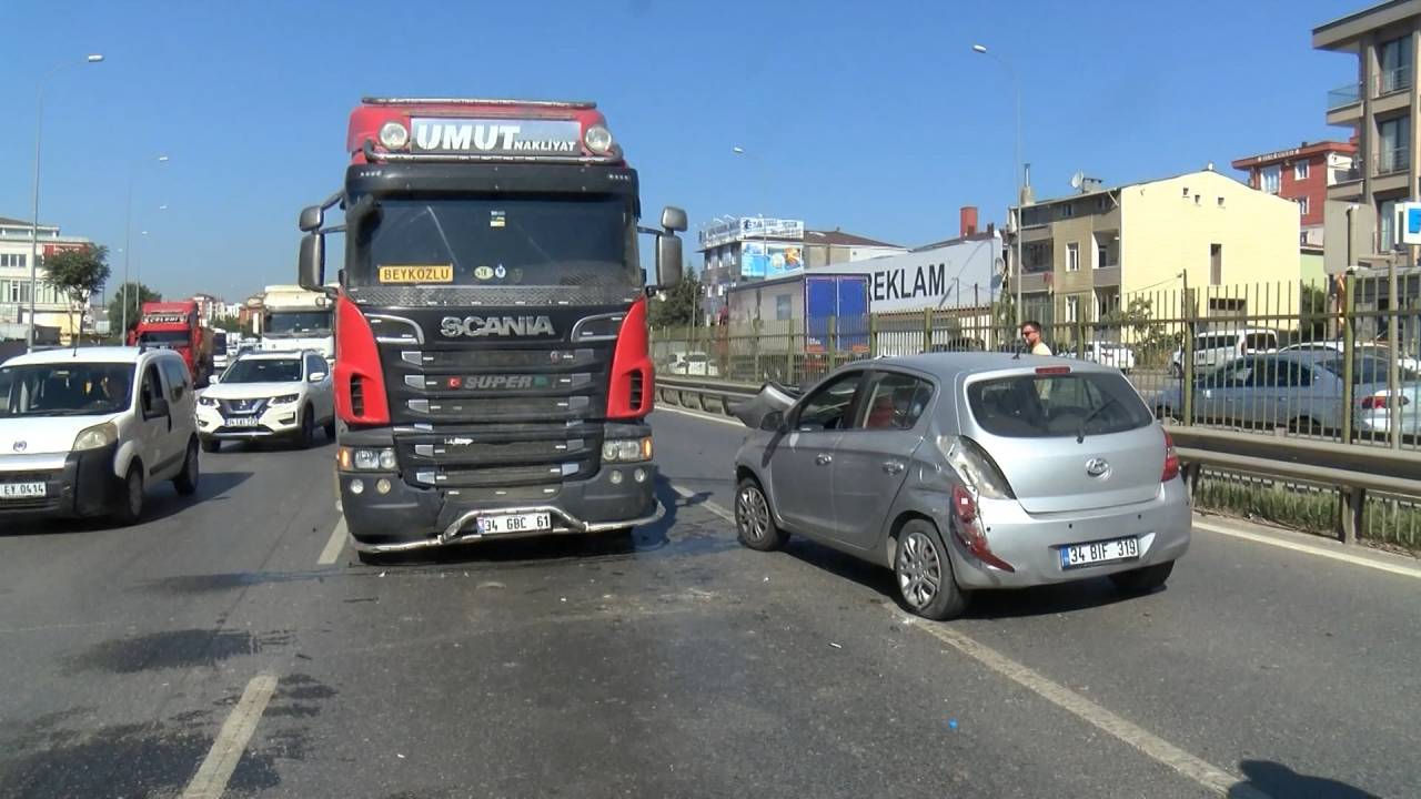 Çekmeköy'de Otomobil Ve 2 Hafriyat Kamyonun Karıştığı Kazada Trafik Yoğunluğu