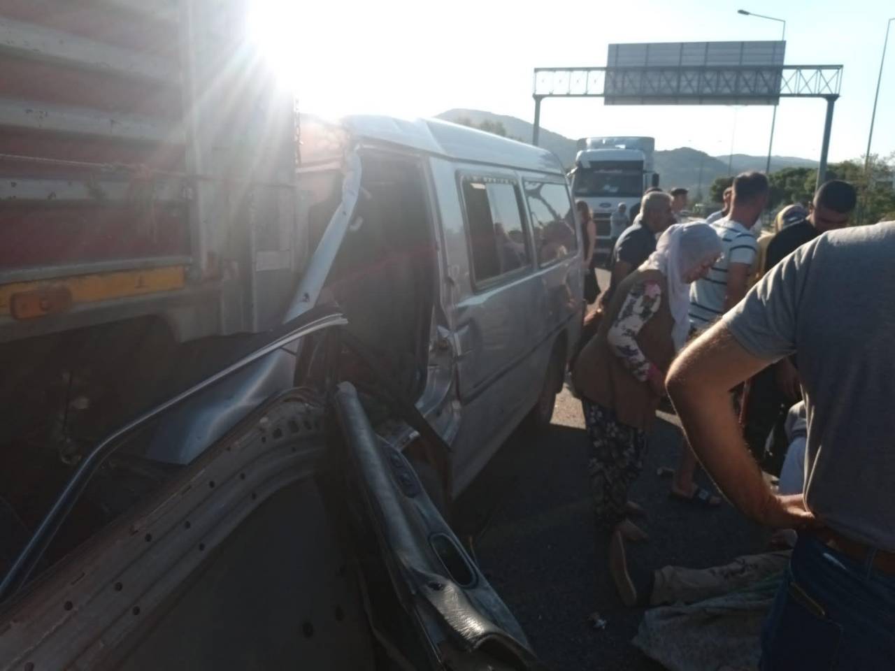 Tarım İşçilerinin Taşındığı Minibüs, Kaza Yapan Kamyona Çarptı: 12 Yaralı