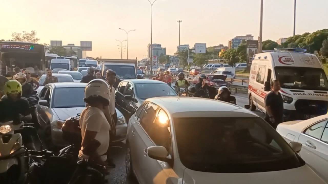 Maltepe’de 3 Aracın Karıştığı Kazada Servis Minibüsü Devrildi