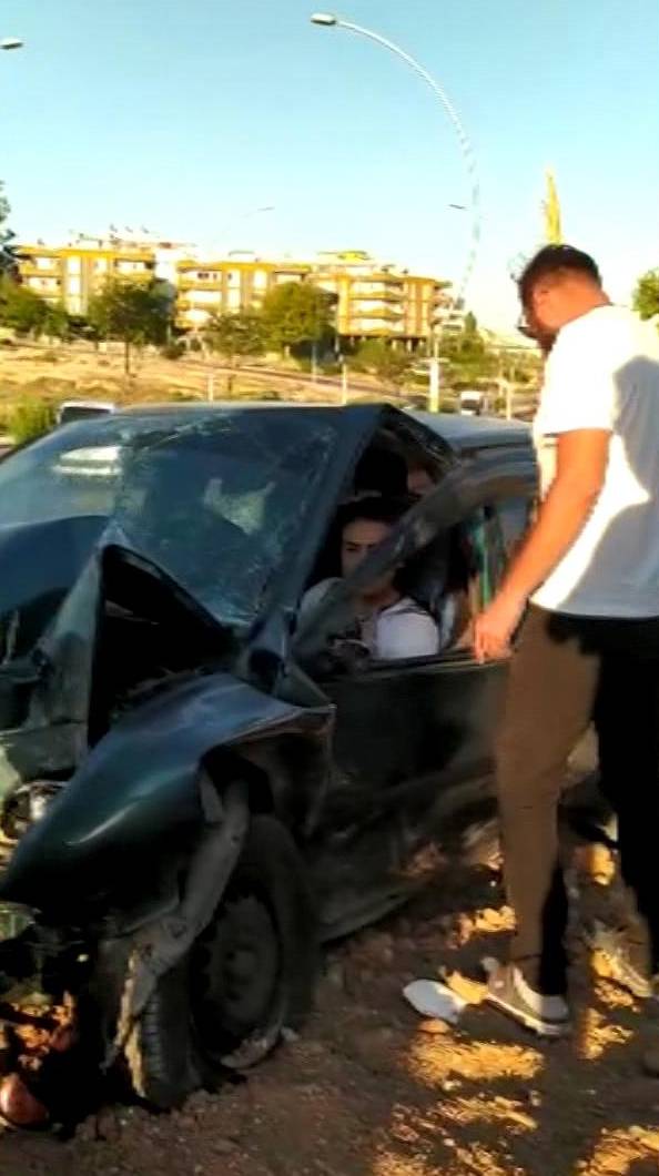 Aydınlatma Direğine Çarpan Otomobilin Sürücüsü Yaralandı; Kaza Kamerada