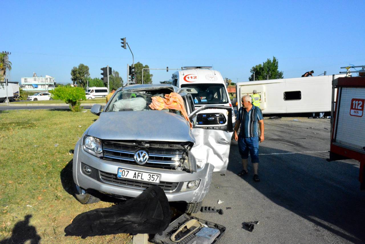 Manavgat'ta Servis Midibüsü İle Kamyonet Çarpıştı: 5 Yaralı