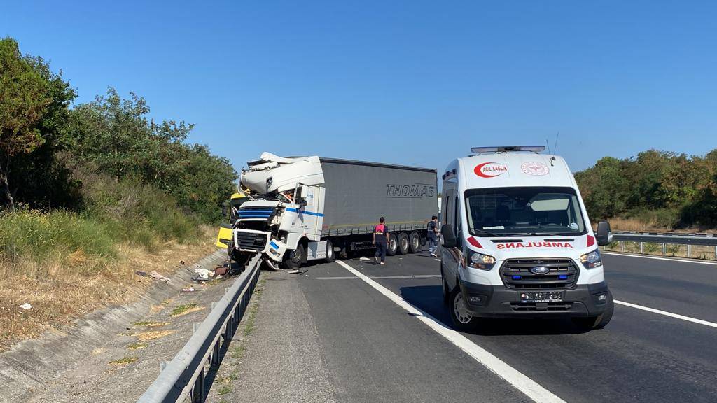 Tır, Hafriyat Kamyonuna Çarptı; Rumen Sürücü Yaralandı
