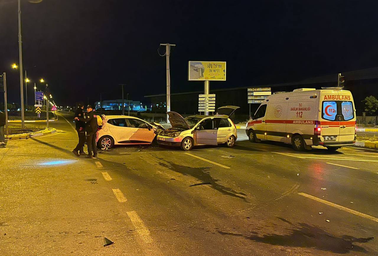 Sivas'ta Otomobiller Çarpıştı: 1 Ölü, 6 Yaralı