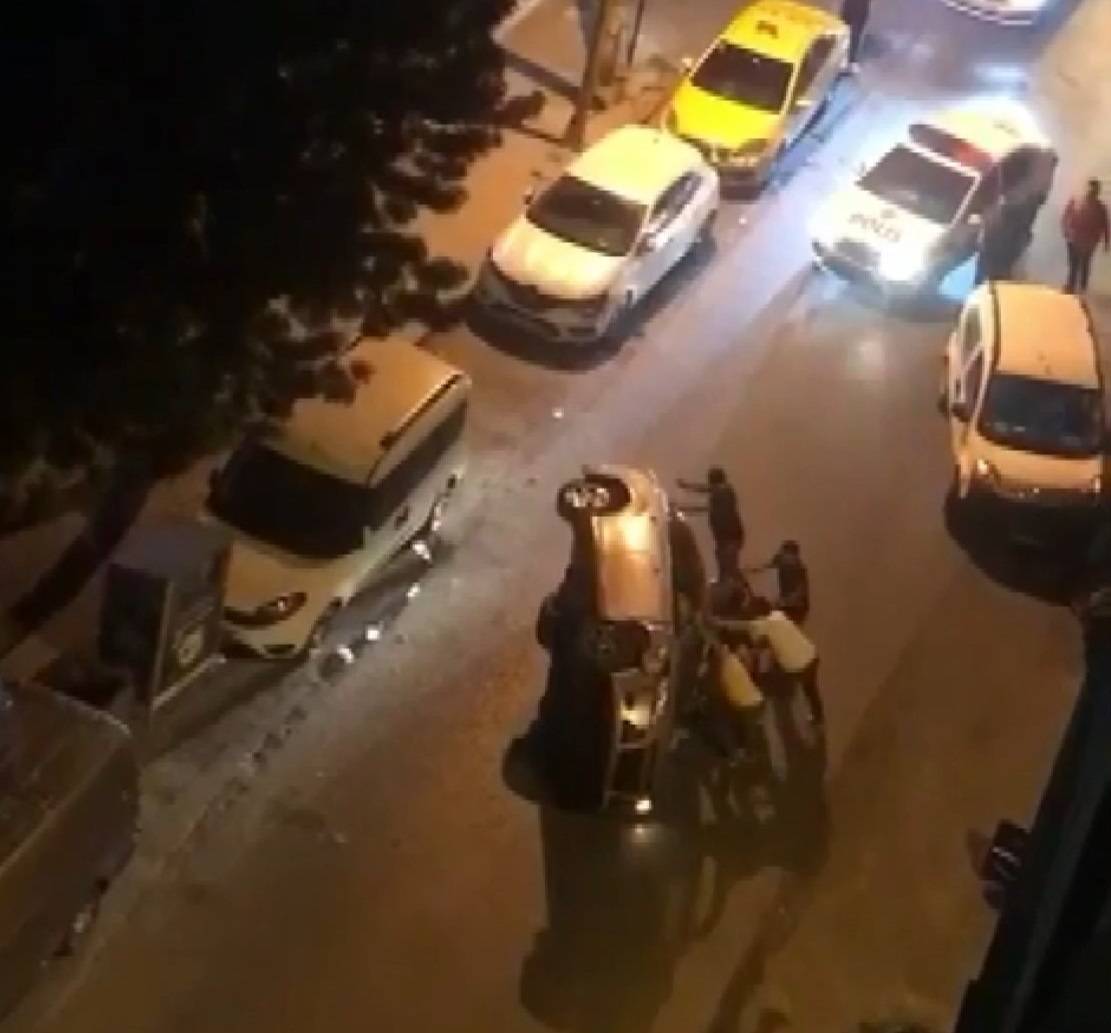 Zeytinburnu'nda Yan Atan Araçta Sıkışan Sürücüyü Arkadaşları Kurtardı