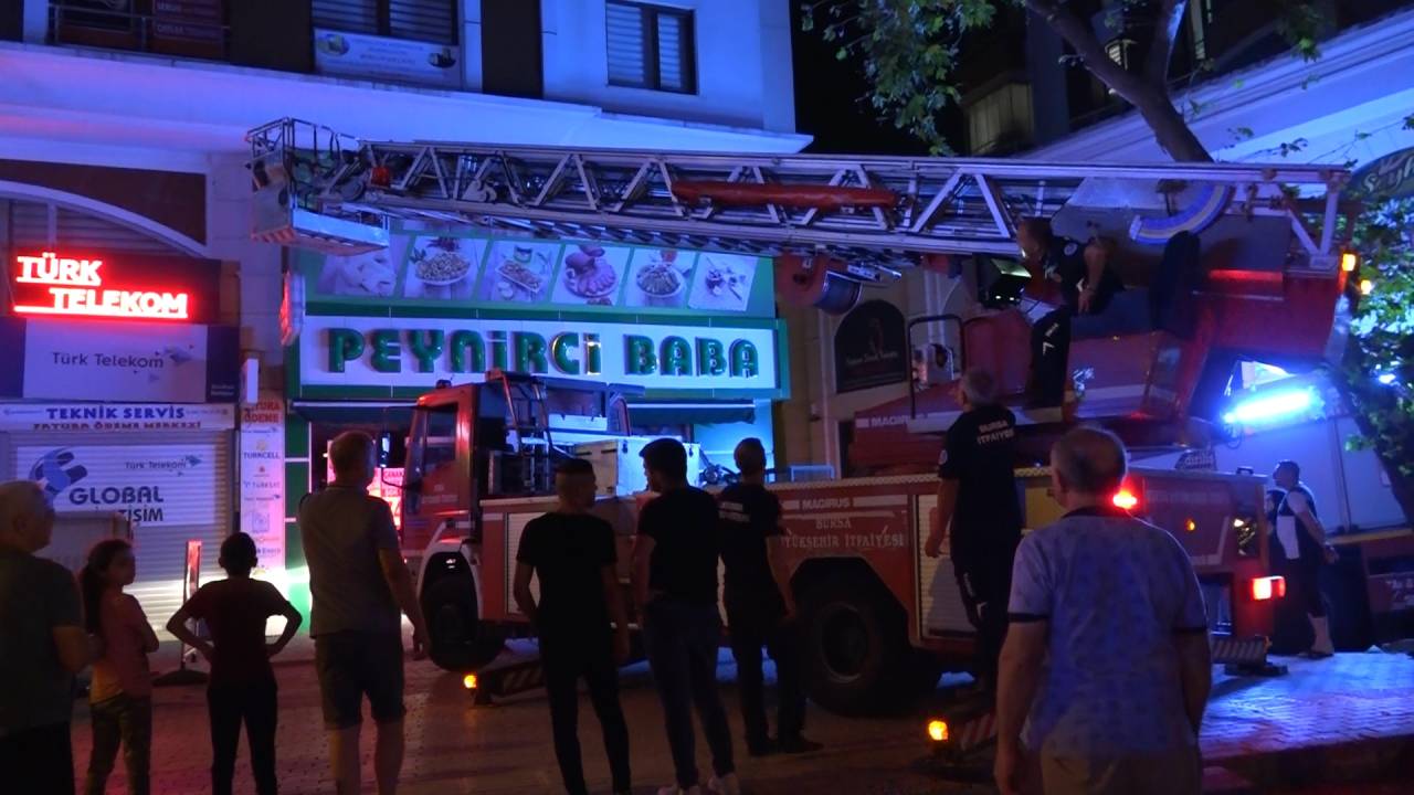 Bursa'da 7 Katlı Apartmanda Yangın: 2 Kişi Dumandan Etkilendi