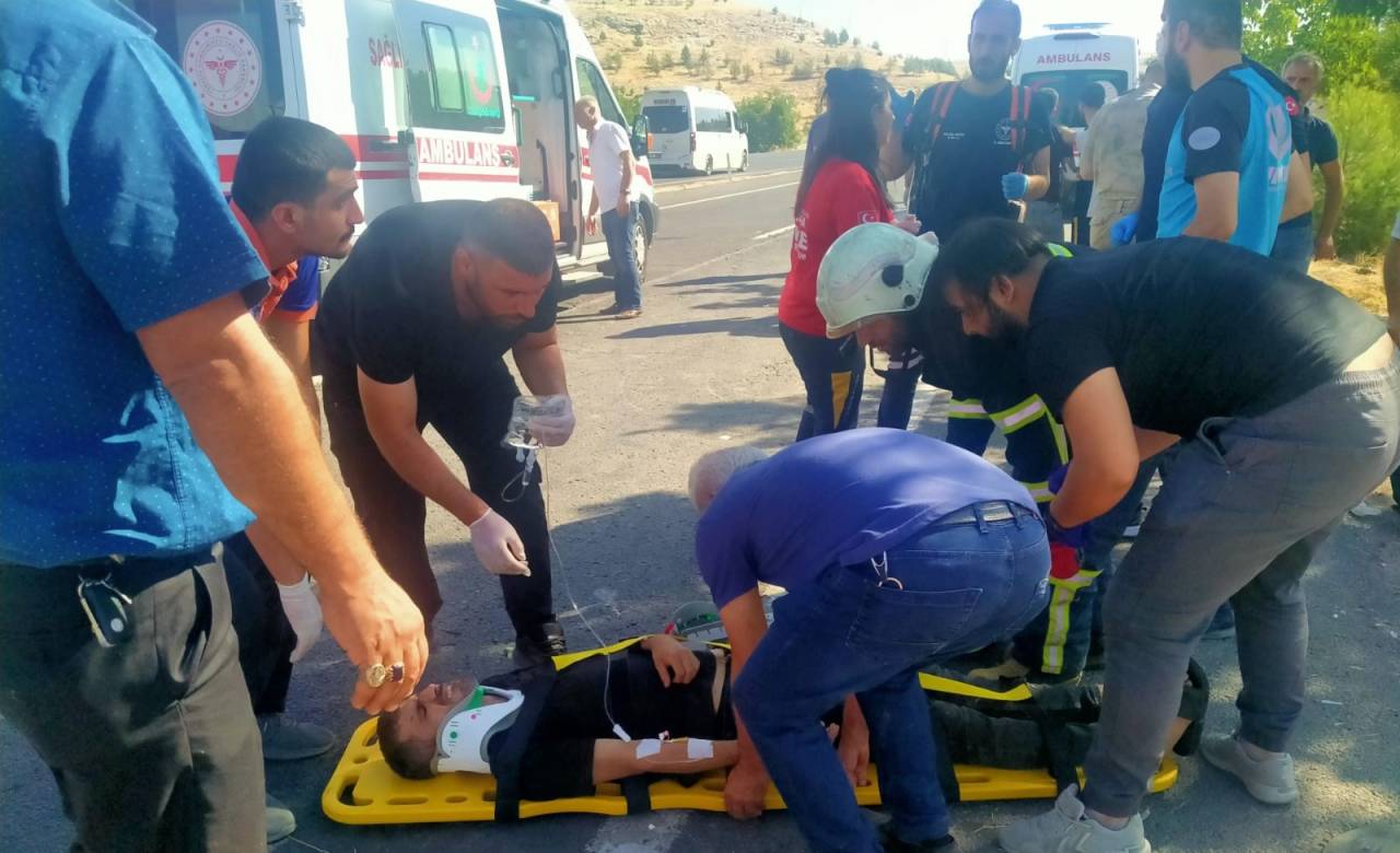 Şanlıurfa'da İşçi Servis Minibüsü Devrildi: 18 Yaralı