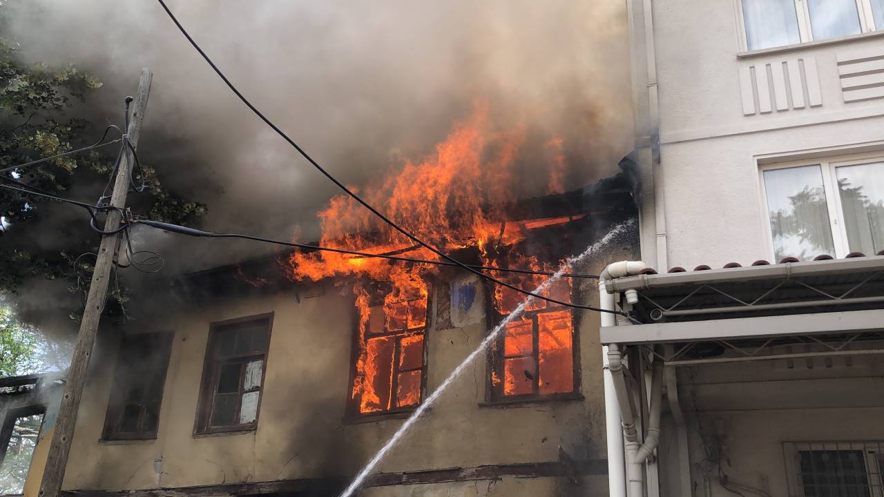 Metruk Binada Çıkan Yangın Diğer Binalara Sıçramadan Söndürüldü