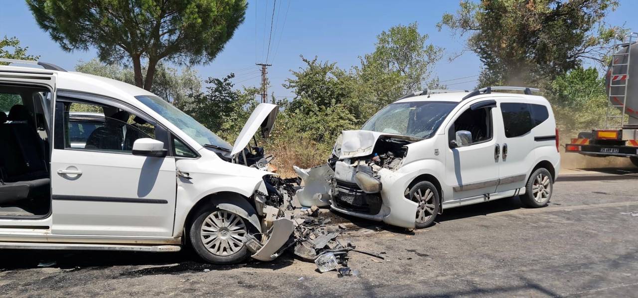 İzmir'de Hafif Ticari Araçlar Çarpıştı: 10 Yaralı