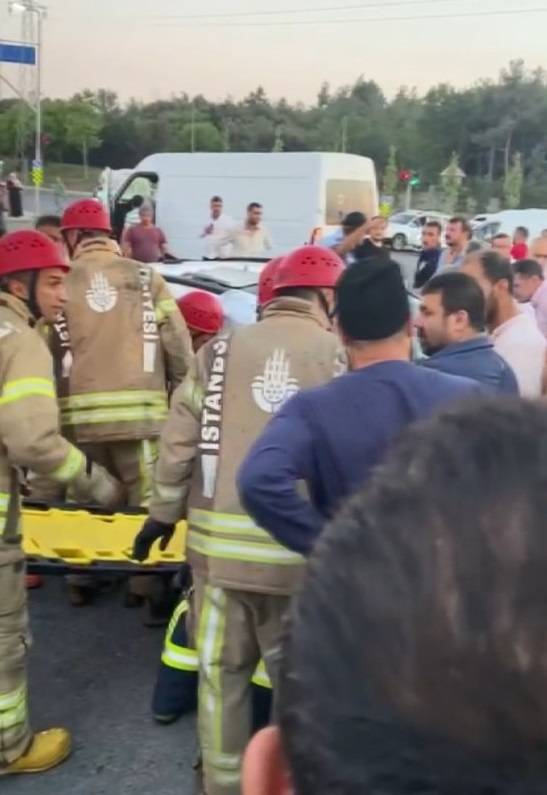 Arnavutköy'de İett Otobüsü 2 Araca Çarptı, Hamile Kadın Yaralandı