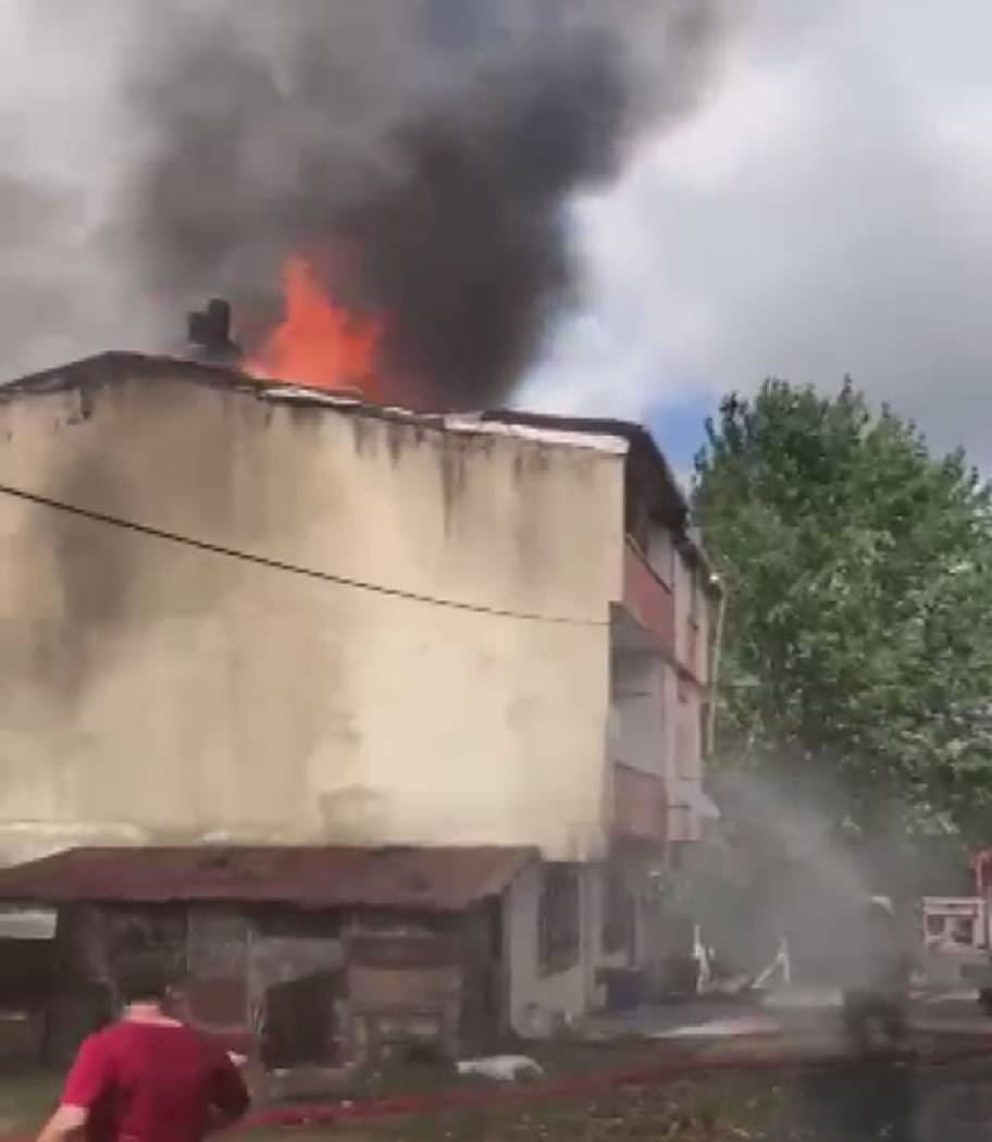 Arnavutköy'de Çatı Yangını