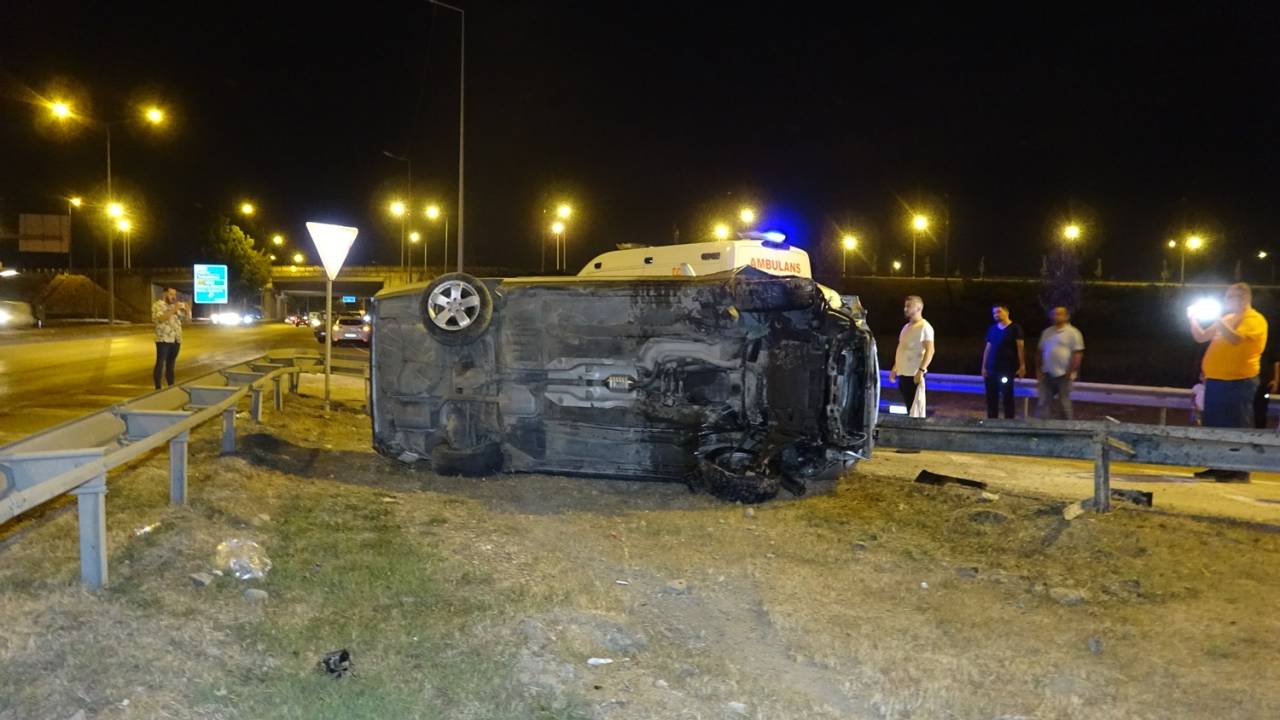 Düzce'de Refüje Çıkan Otomobil Takla Attı: 2 Yaralı