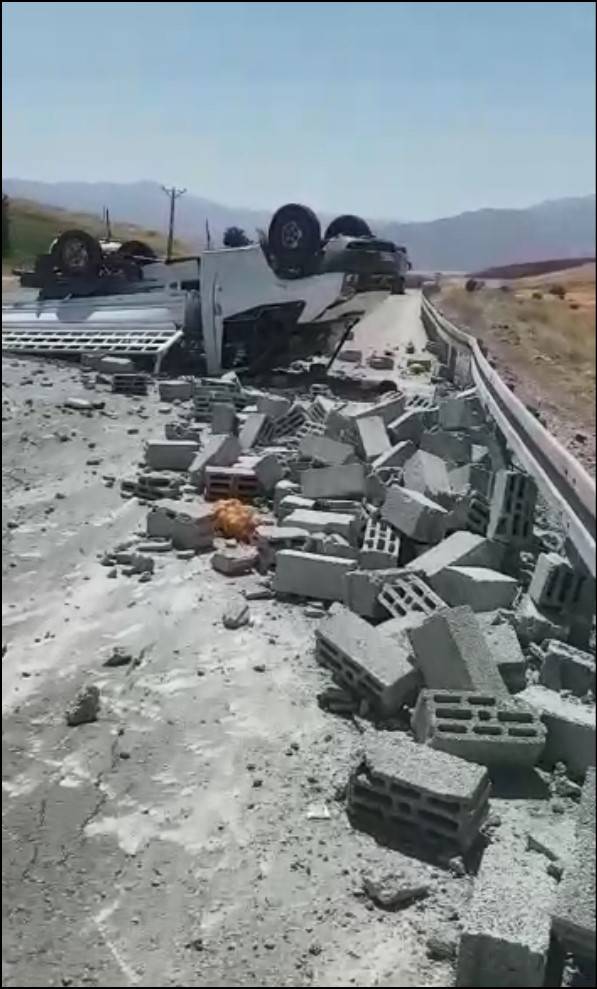 Elazığ'da Kamyonet İle Hafif Ticari Araç Çarpıştı: 1 Ölü, 2 Yaralı