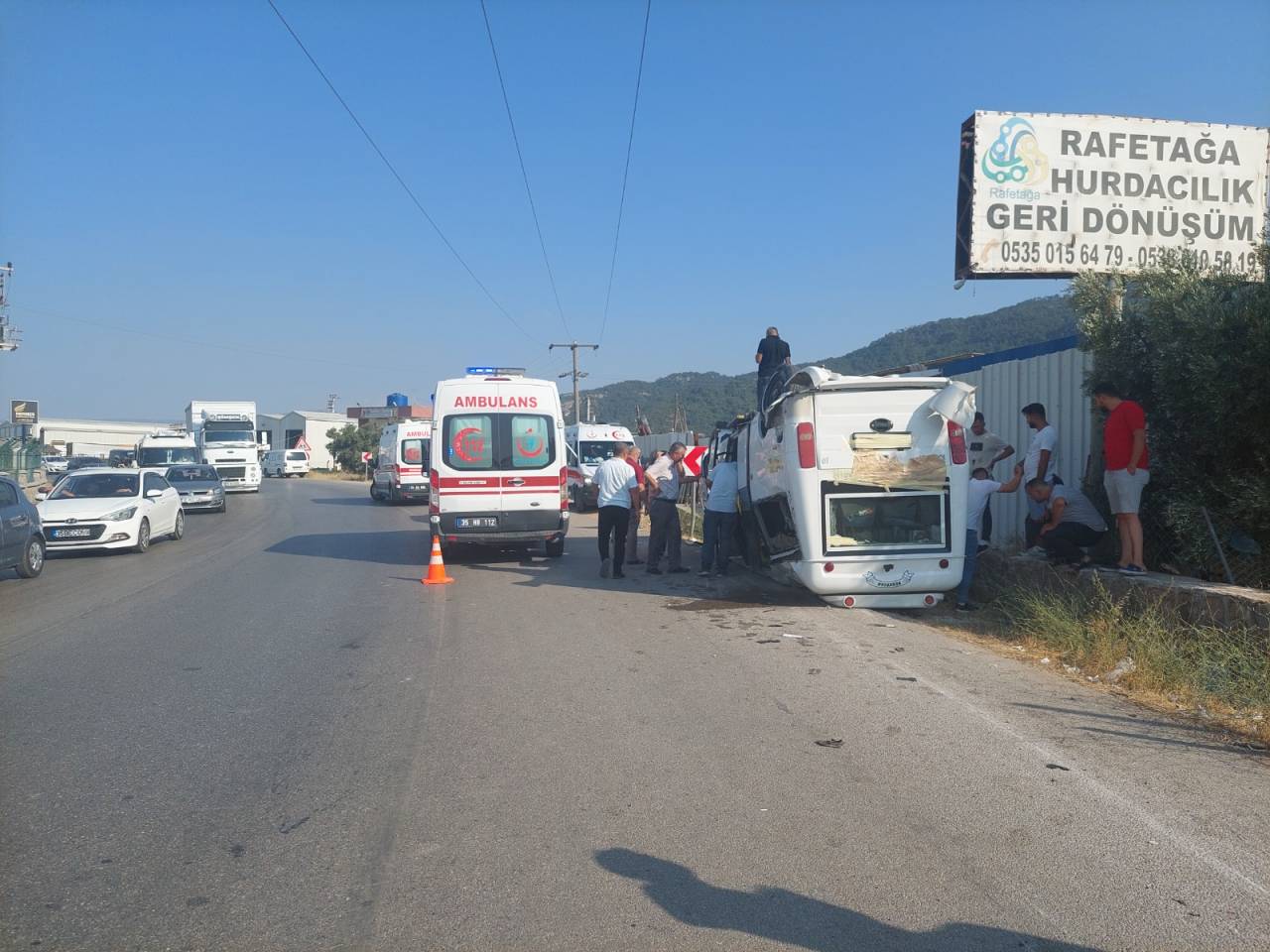 İzmir'de Yolcu Minibüsü İle Otomobil Çarpıştı: 5 Yaralı