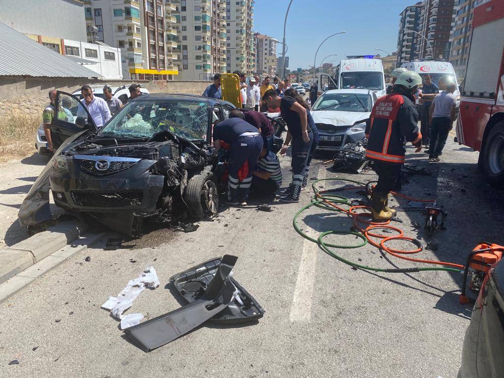 Malatya'da 4 Otomobilli Zincirleme Kaza: 9 Yaralı