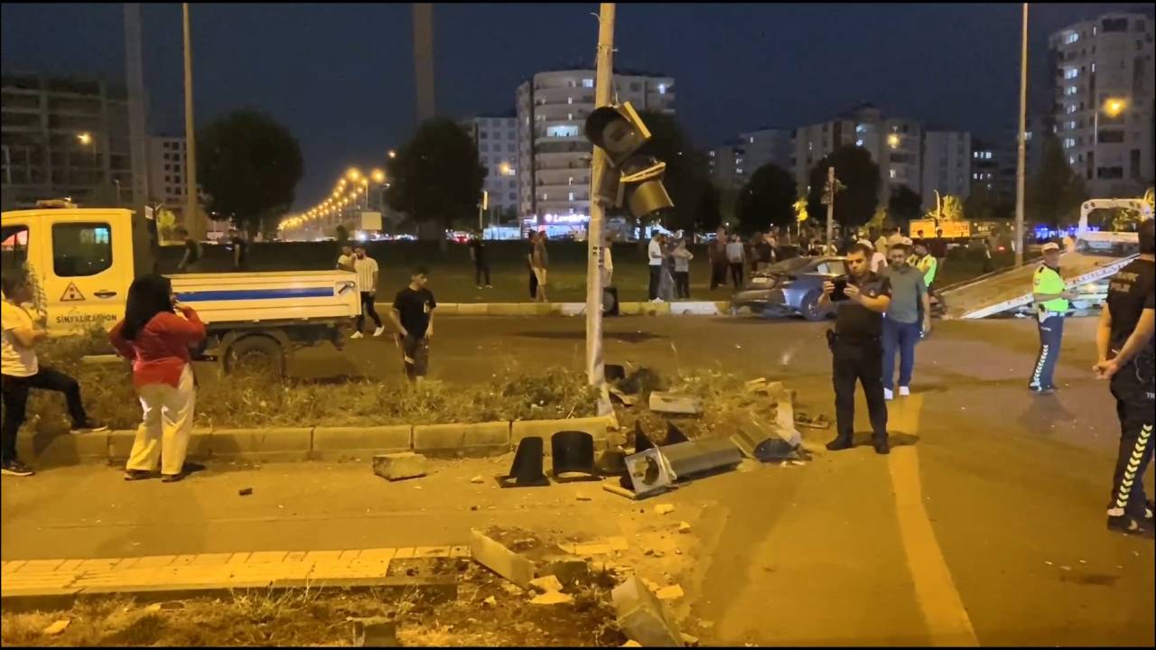 Diyarbakır'da Otomobil İle Hafif Ticari Araç Çarpıştı: 10 Yaralı