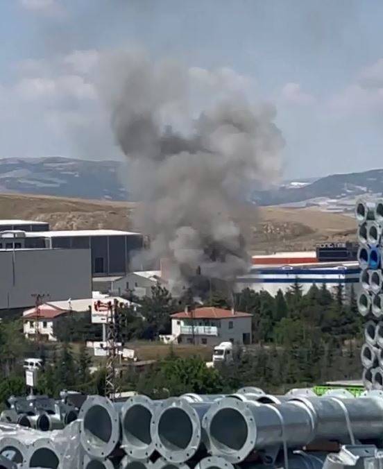 Fabrikada Patlamayla Birlikte Yangın Çıktı; 1 Kişi Dumandan Etkilendi
