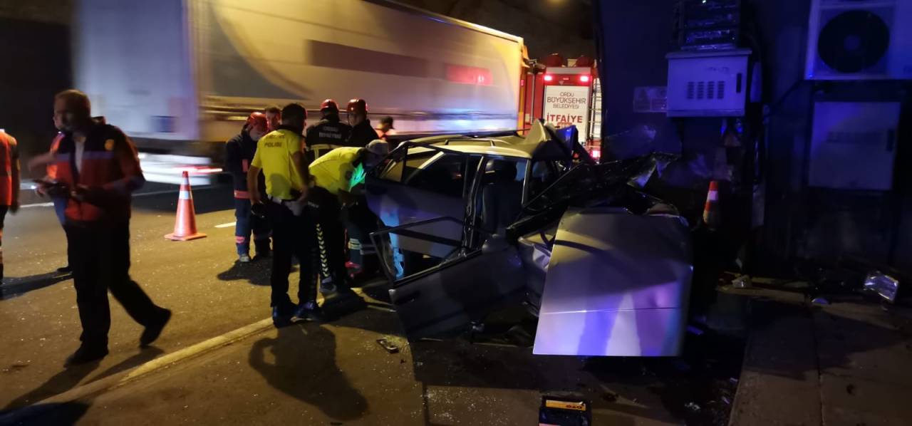 Yolcu Otobüsü Tünelde Otomobile Çarptı: 2 Ölü, 1 Yaralı