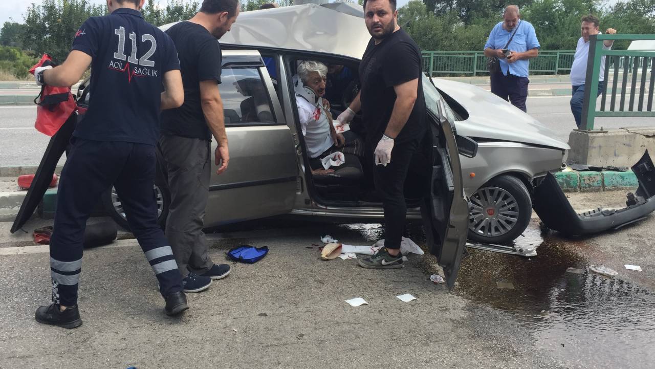 Direğe Çarpan Otomobilde Sıkıştı, İtfaiyeciler Yaralı Kurtardı