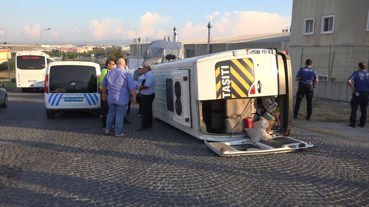 Bursa'da 2 Servis Minibüsü Çarpıştı: 8 İşçi Yaralı