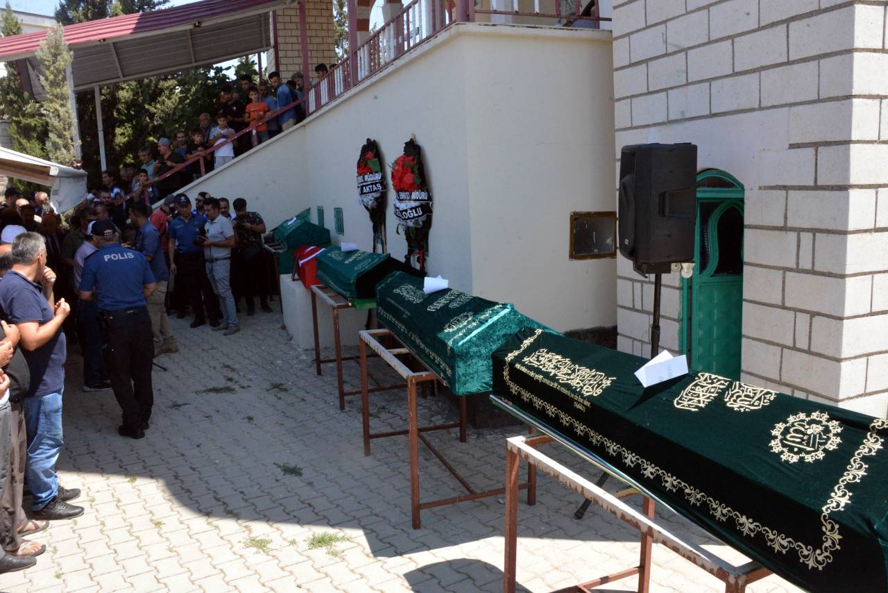 Kahramanmaraş'taki Aile Katliamında 5 Kişi Yan Yana Toprağa Verildi