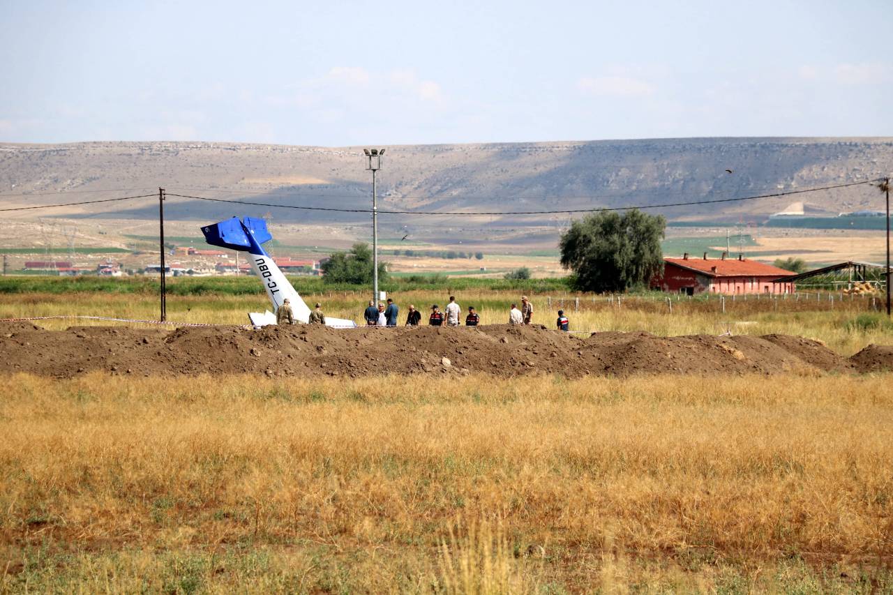 Afyonkarahisar'da Kaza Kırıma Uğrayan Uçağın Enkazı Kaldırılıyor