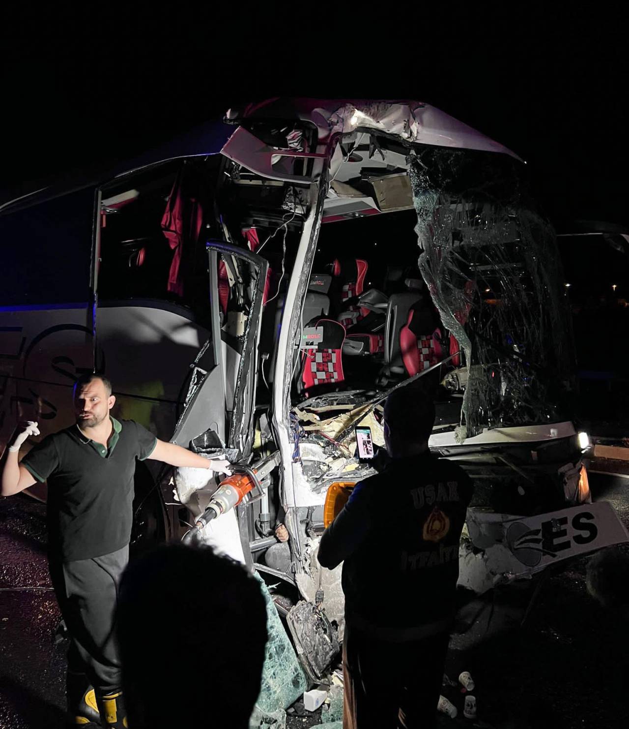 Uşak'ta Yolcu Otobüsü, Tır'a Çarptı; 1 Ölü, 39 Yaralı