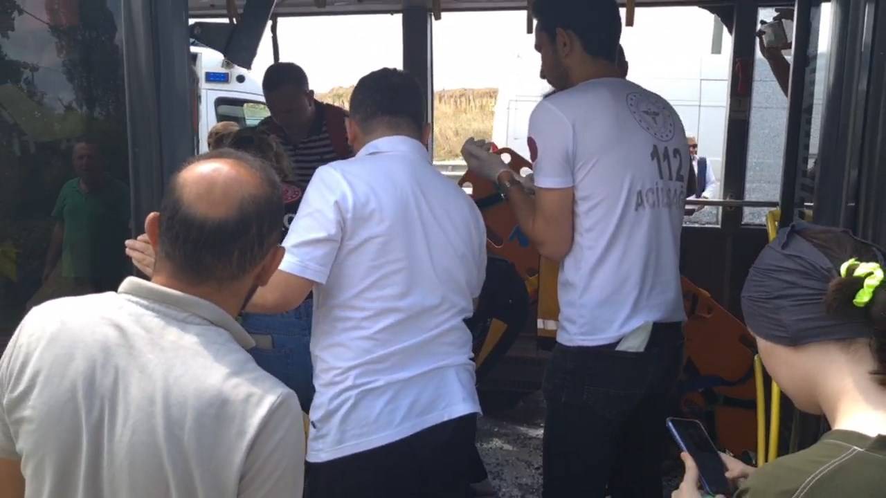 Arnavutköy'de Demir Yüklü Kamyon İett Otobüsünü Biçti: 5 Yaralı - (2)