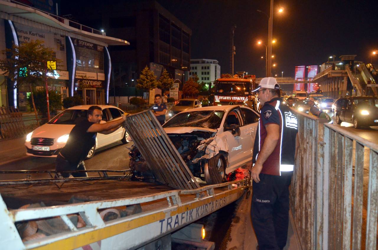 Avcılar'da Bariyerlere Çarpan Otomobil Sürücüsü Yaralandı
