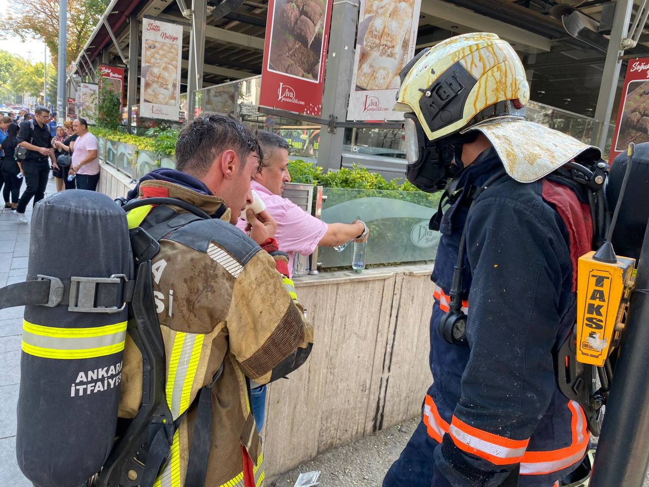 Ankara'da Kafe Yangını; 5 Kişi Dumandan Etkilendi