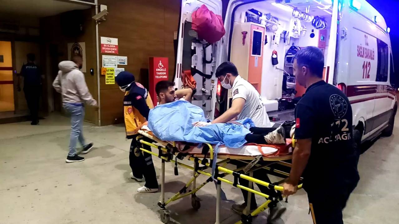 Ayağından Vuruldu, Yaralı Halde 2 Kilometre Gidip, Polis Merkezine Sığındı