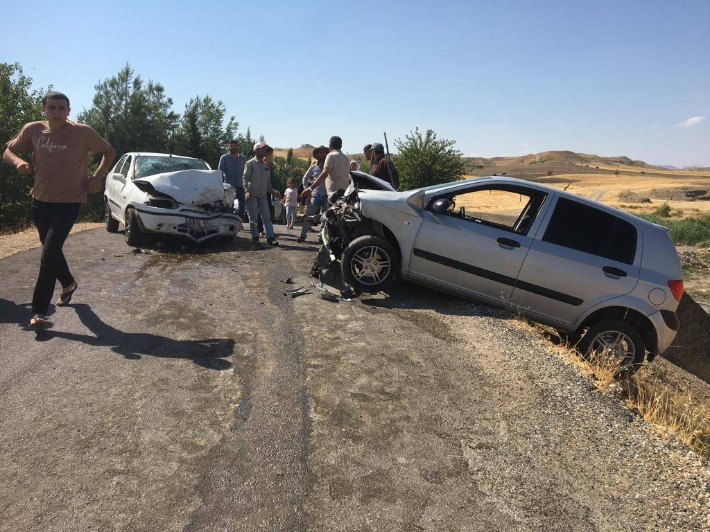 İki Otomobil Kafa Kafaya Çarpıştı: 1 Ölü, 4 Yaralı