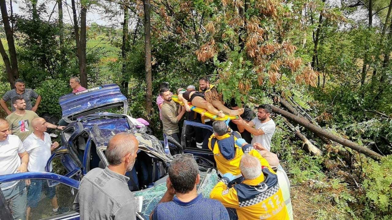 Ağaca Çarpan Otomobil, Yağmur Suyu Kanalına Devrildi: 3 Yaralı