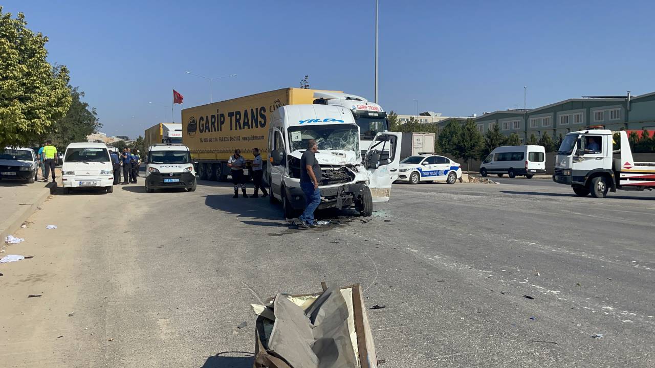 Gaziantep'te İşçi Servisi, Tır'a Çarptı: 6 Yaralı