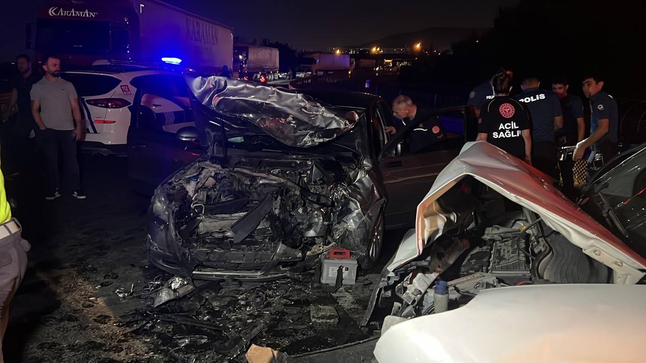 Sancaktepe'de İki Araç Kafa Kafaya Çapıştı: 4 Yaralı