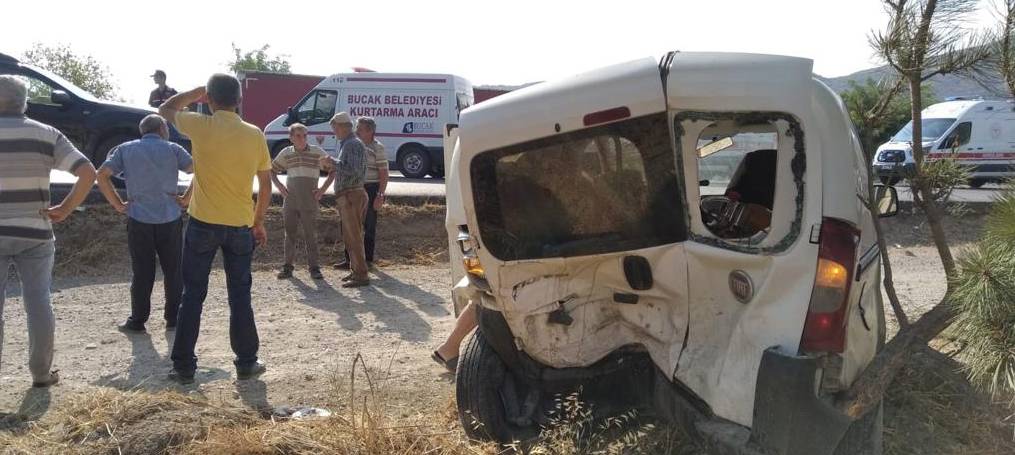 Antalya'da Otomobil İle Hafif Ticari Araç Çarpıştı: 6 Yaralı