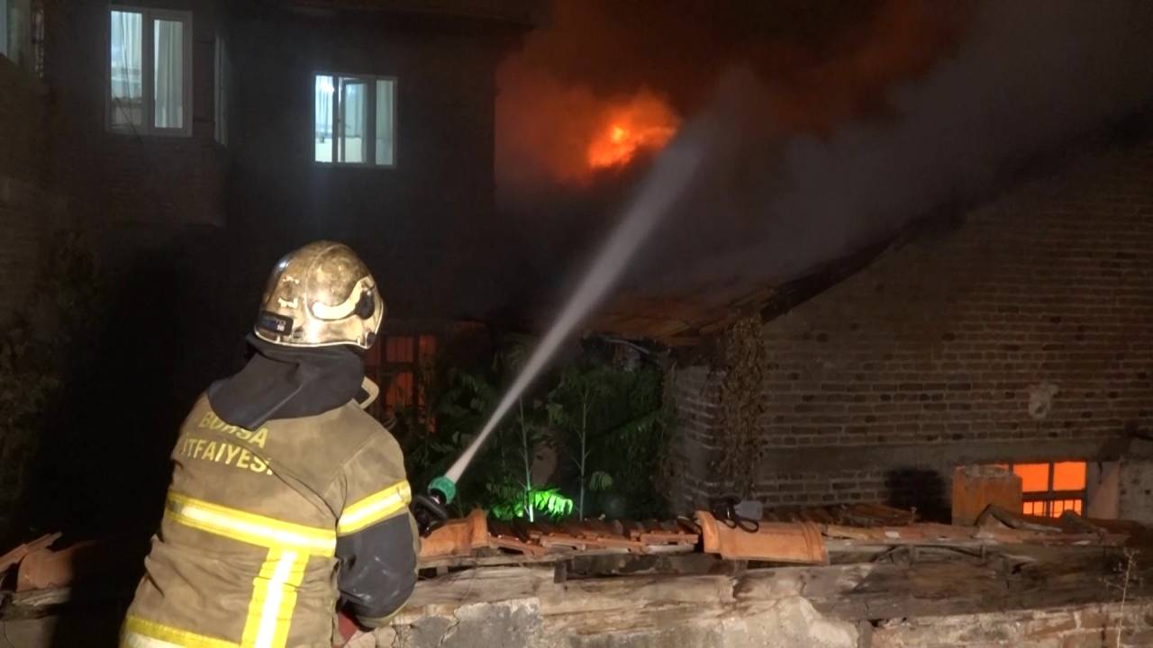 Bursa'da Tarihi İpek Fabrikası Binasında Yangın (2)