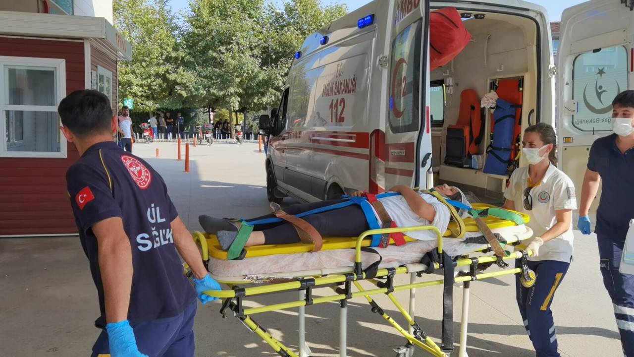 200 Kiloluk Demir Kapının Altında Kalan Azra Yaralandı
