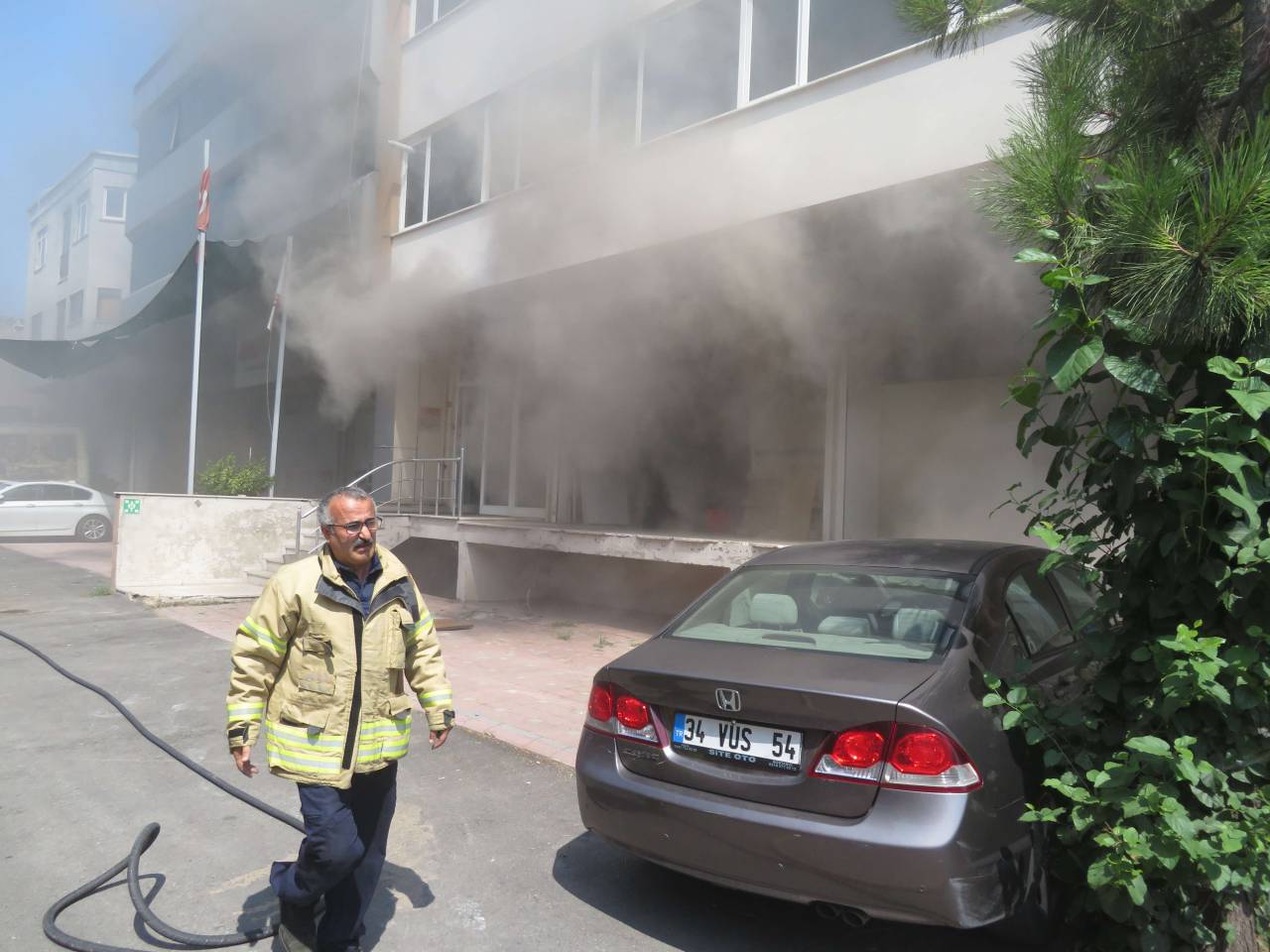 Mobilya İmalathanesinde Çıkan Yangında Esnaf Çalışanlara Ayran İkram Etti