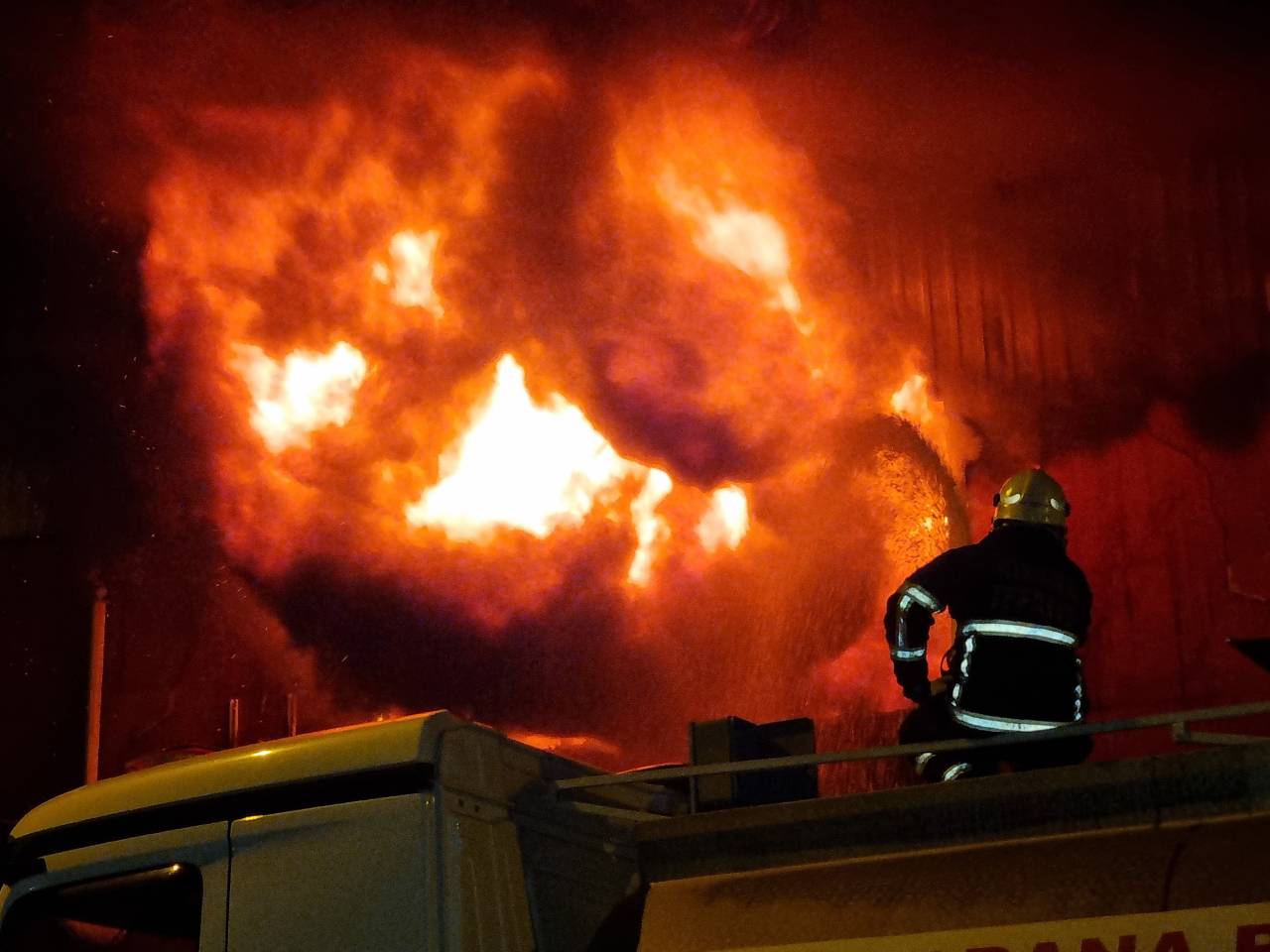Adana'da Lastik Deposunda Yangın: 2 Yaralı (2)