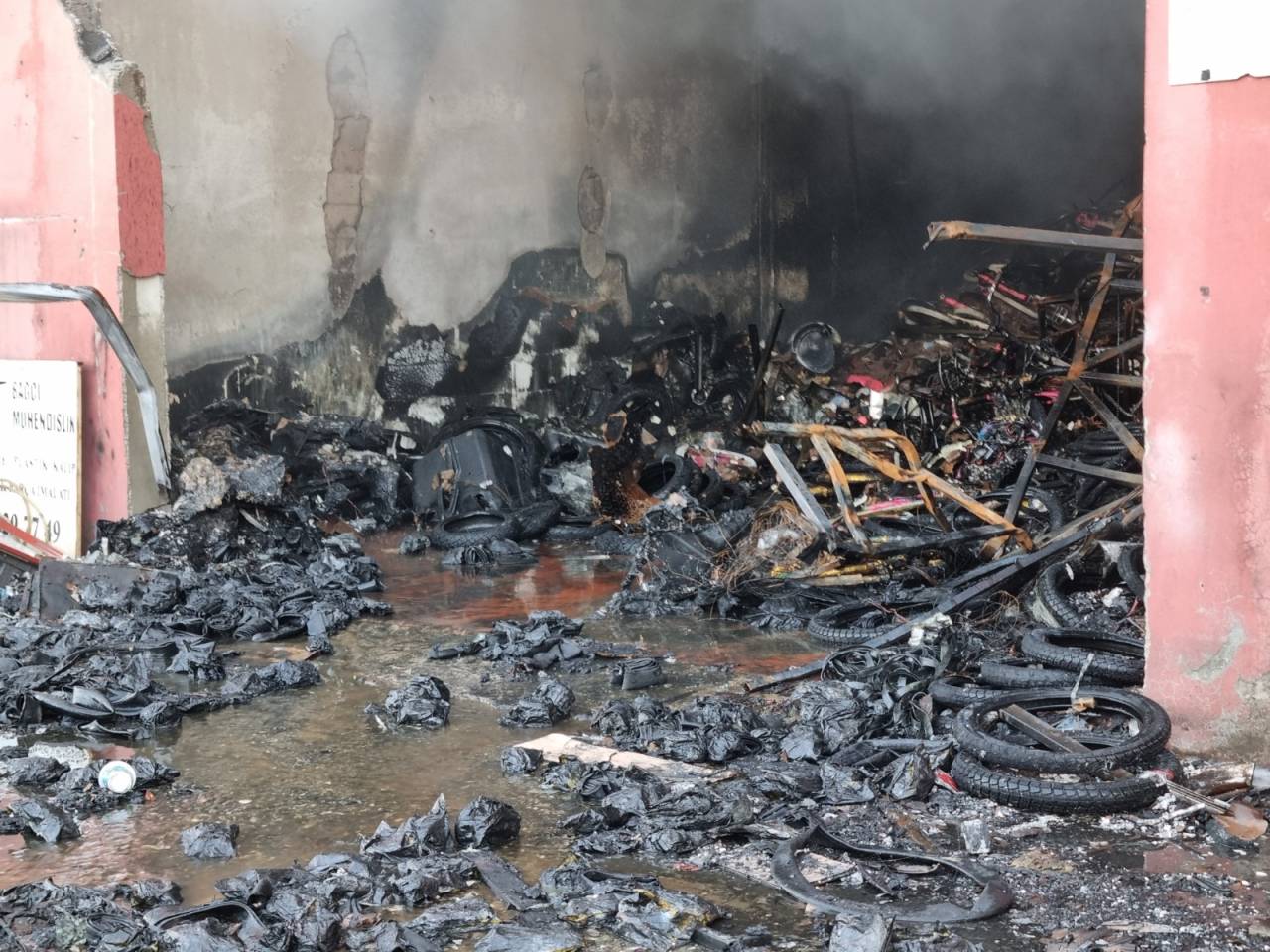 Adana'da Lastik Deposunda Yangın: 2 Yaralı (3)