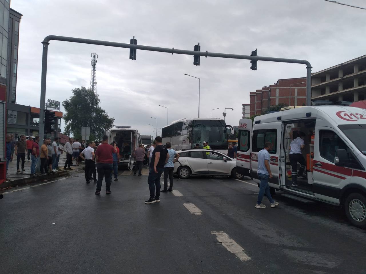 Tur Otobüsünün Kırmızı Işıkta Bekleyen Araçlara Çarptığı Kaza Kamerada