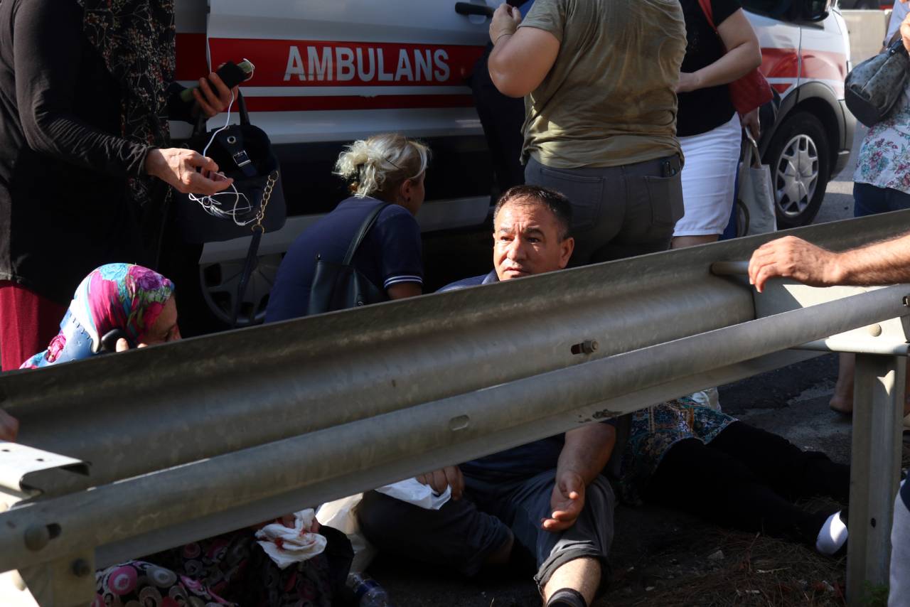 Antalya'da Servis Midibüsü, Oto Kurtarma Aracına Çarptı: 4'ü Ağır, 27 Yaralı