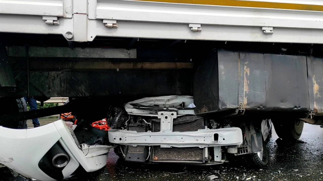 Sakarya'da Otomobil, Kamyonun Altına Girdi: 1 Ölü, 4 Yaralı