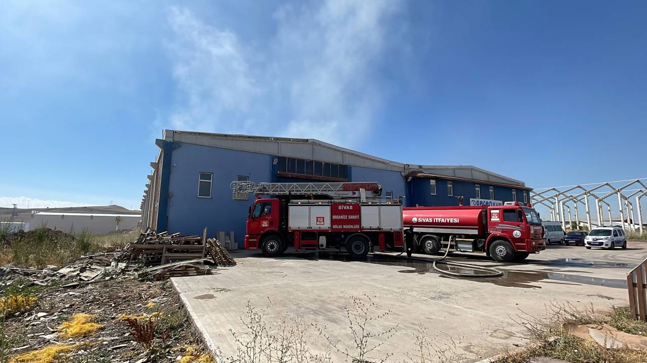 Sivas'ta Mobilya Fabrikasında Çıkan Yangın Söndürüldü