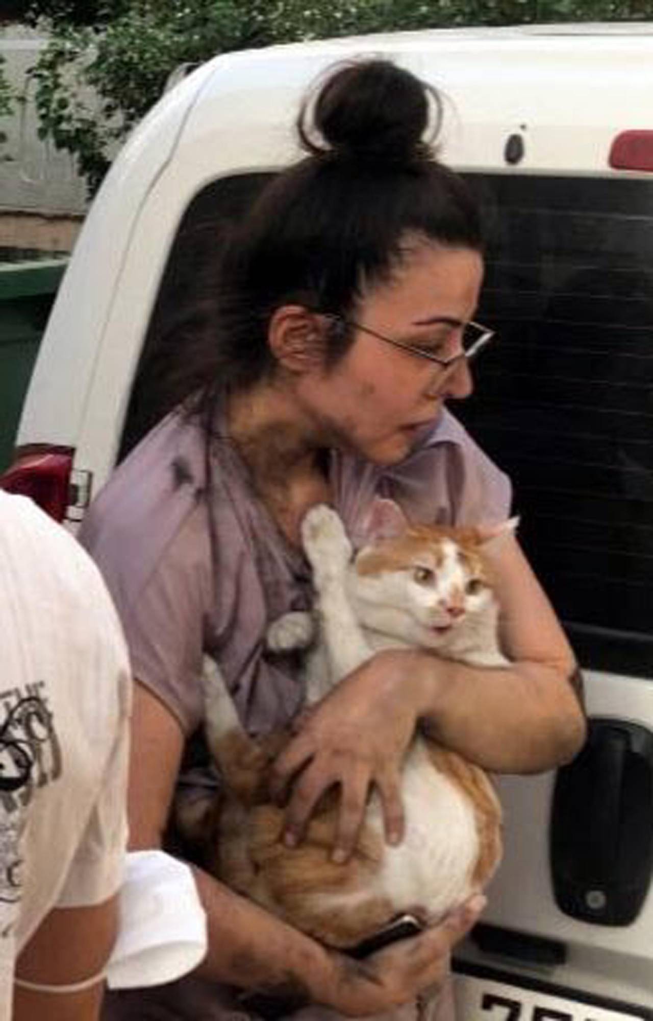 Yangında Alevler Arasında Kalan Yatalak Hasta İle Kediyi İtfaiye Kurtardı
