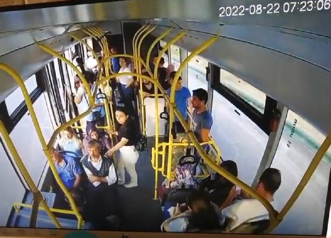 Belediye Otobüsü, Arızalanan Kamyonete Çarptı: 2'si Ağır, 21 Yaralı (3)