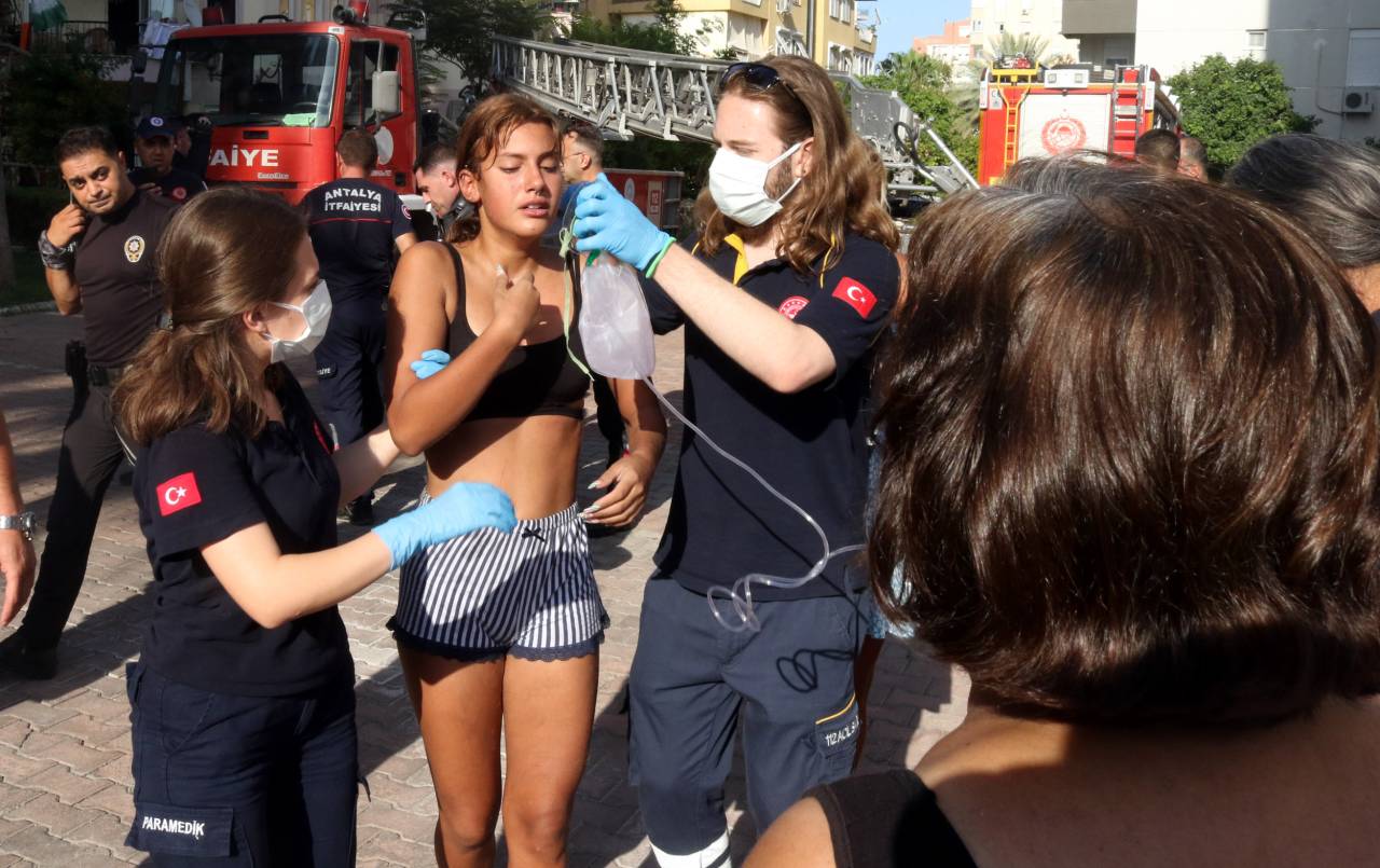 Antalya’daki Yangında Tuğsem İle 2 Kedisi Sepetli Merdivenle Kurtarıldı