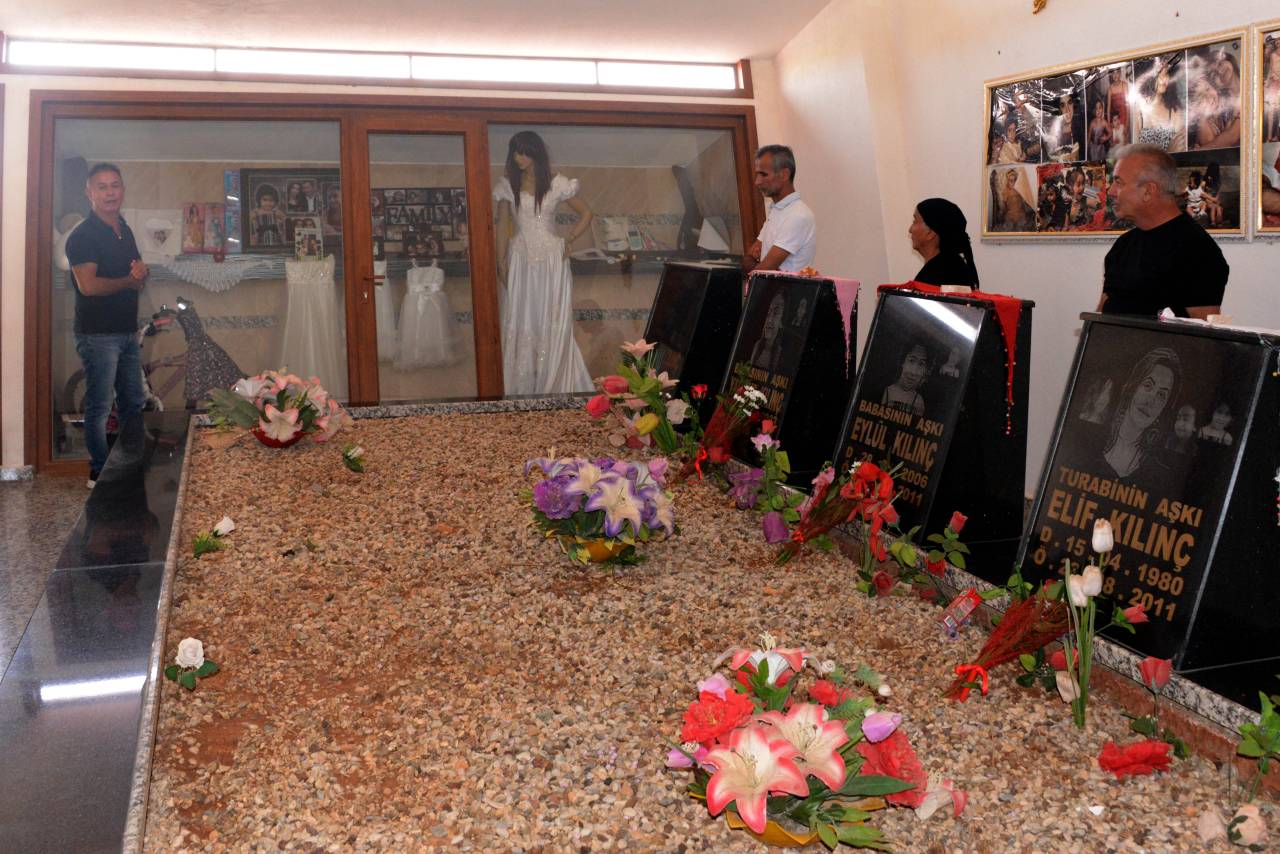 11 Yıl Önce Ölen Eşi Ve 3 Çocuğunun Mezarlarını Müzeye Çevirdi