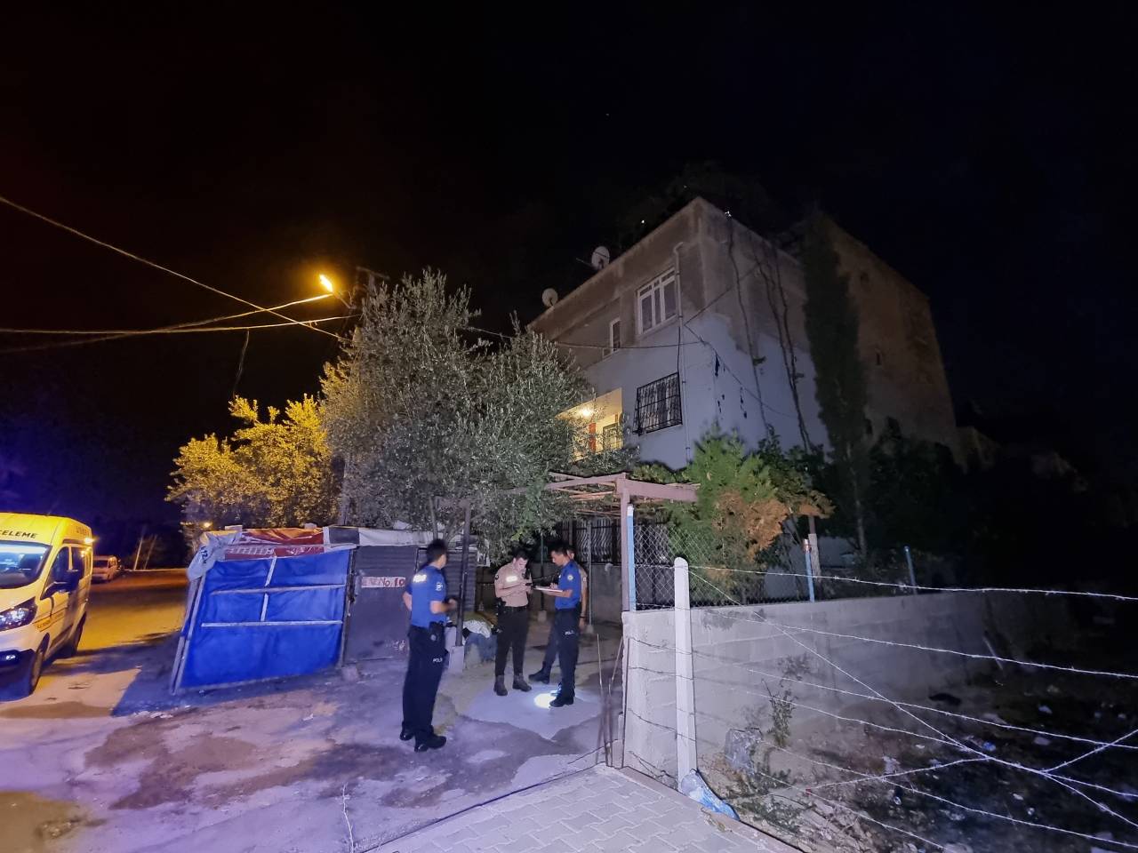 Adana'da Binanın 3'üncü Katından Düşerek Ağır Yaralandı